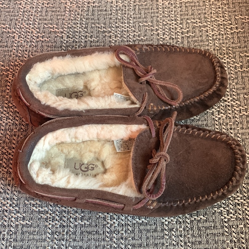 - Ugg Slippers Excellent Condition - image 2
